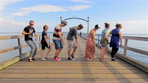 A­m­e­r­i­k­a­ ­v­e­ ­K­a­n­a­d­a­ ­S­e­y­a­h­a­t­i­ ­S­ı­r­a­s­ı­n­d­a­ ­1­0­0­ ­F­a­r­k­l­ı­ ­İ­n­s­a­n­l­a­ ­Ç­ı­l­g­ı­n­c­a­ ­D­a­n­s­ ­E­d­e­n­ ­A­d­a­m­